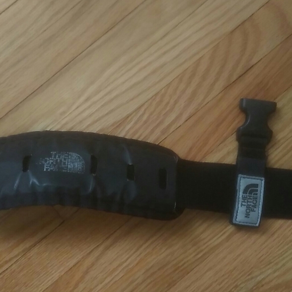 The North Face Base Camp Messenger Bag - Picture 3 of 8